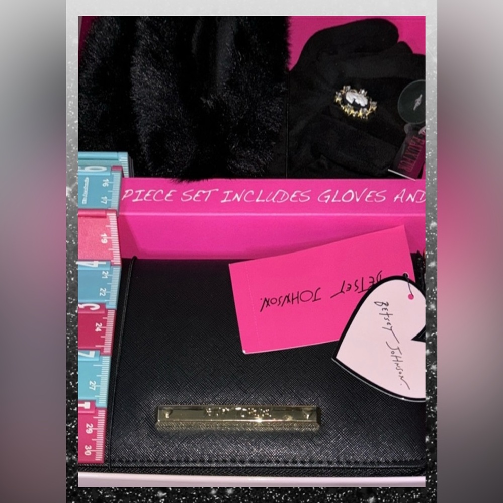 Betsey Johnson Gloves & Wallet Wristlet 12 Card Slot Zipper Pocket Gift Box NWT - Picture 14 of 15